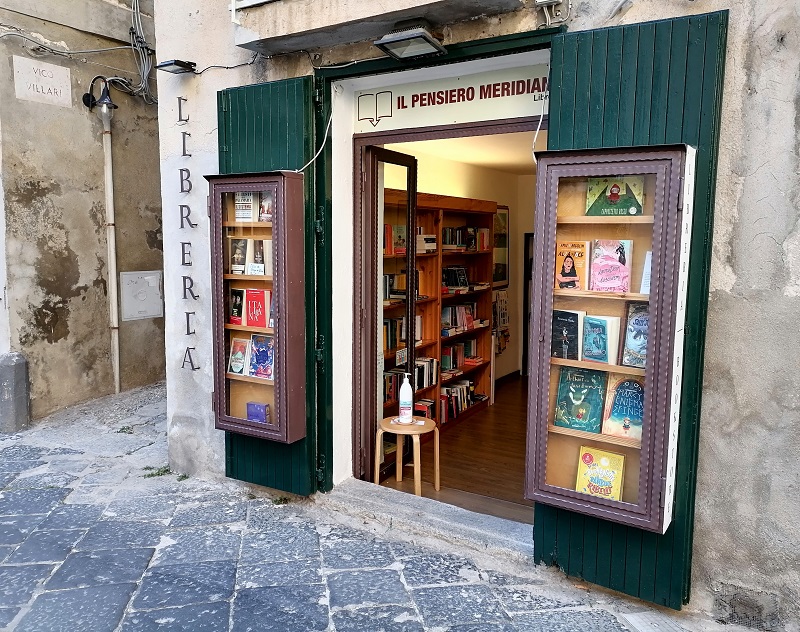 Intervista Chiara Condò della libreria “Il pensiero meridiano” di Tropea borgo dei borghi 2021