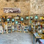 Una torre di libri in mezzo al mare: scopriamo la biblioteca di Capraia