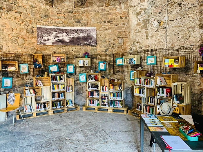 Una torre di libri in mezzo al mare: scopriamo la biblioteca di Capraia
