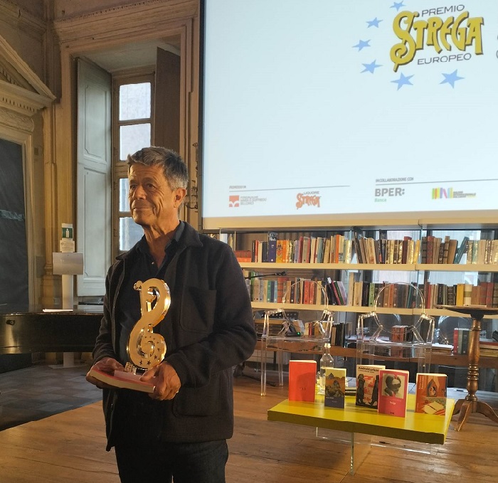 Premio Strega Europeo 2023: il vincitore è Emmanuel Carrère con “V13”
