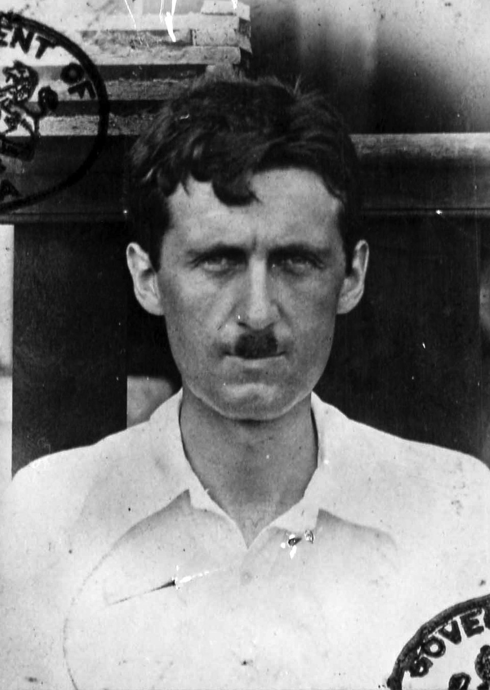 Orwell coi baffi a spazzolino durante gli anni in Birmania