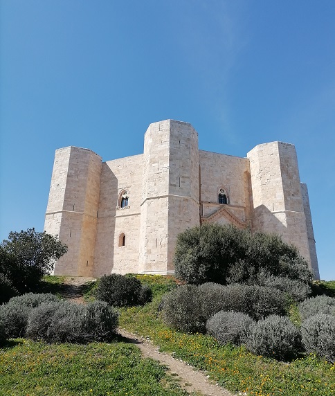 Castel del Monte, gioiello bianco dell’architettura federiciana
