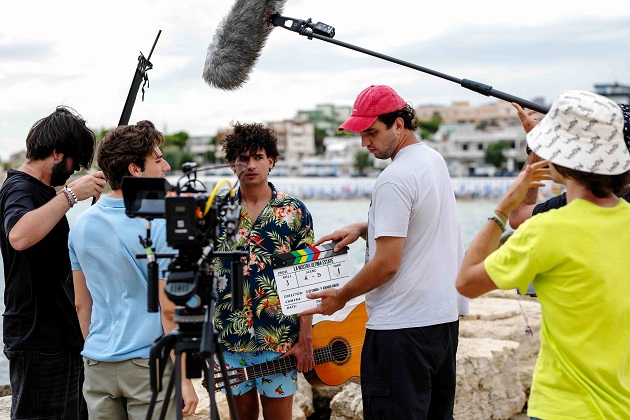 Terminate le riprese di “La nostra ultima estate”, short film diretto dai registi De Candia e Chieco. Uscirà nell’estate 2026.