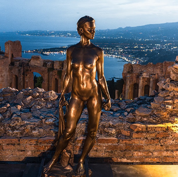 Fino al 3 maggio 2026 sarà visitabile al Teatro Antico di Taormina “Gesti Scolpiti”, la grande mostra personale del celebre scultore Jago.