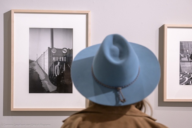 Gli italiani di Bruno Barbey: a Villa Mussolini di Riccione un viaggio fotografico nell’identità culturale del Bel Paese