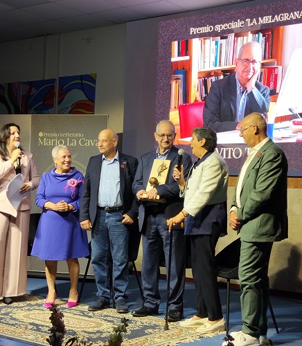 Vito Teti riceve il Premio Mario La Cava (foto Antonio Pagliuso)